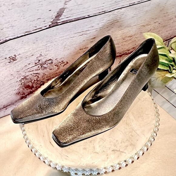 Stuart Weitzman Trending Metallic Silver Shoe Pump 2” Kitten Spool Heel Size 8.5 - Picture 6 of 13